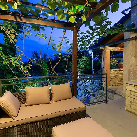 Cozy In With Swimming Pool Vila