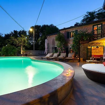 Cozy In With Swimming Pool Vila Žminj