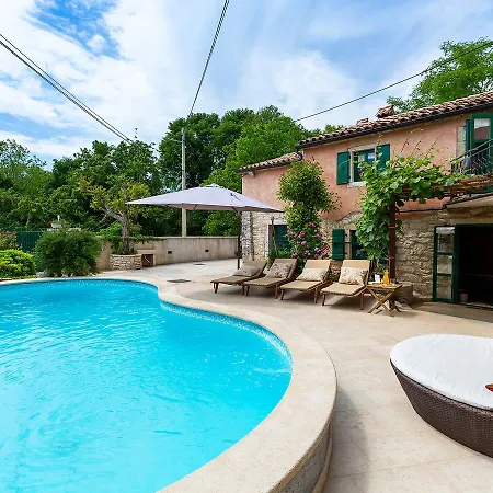 Cozy In With Swimming Pool Žminj